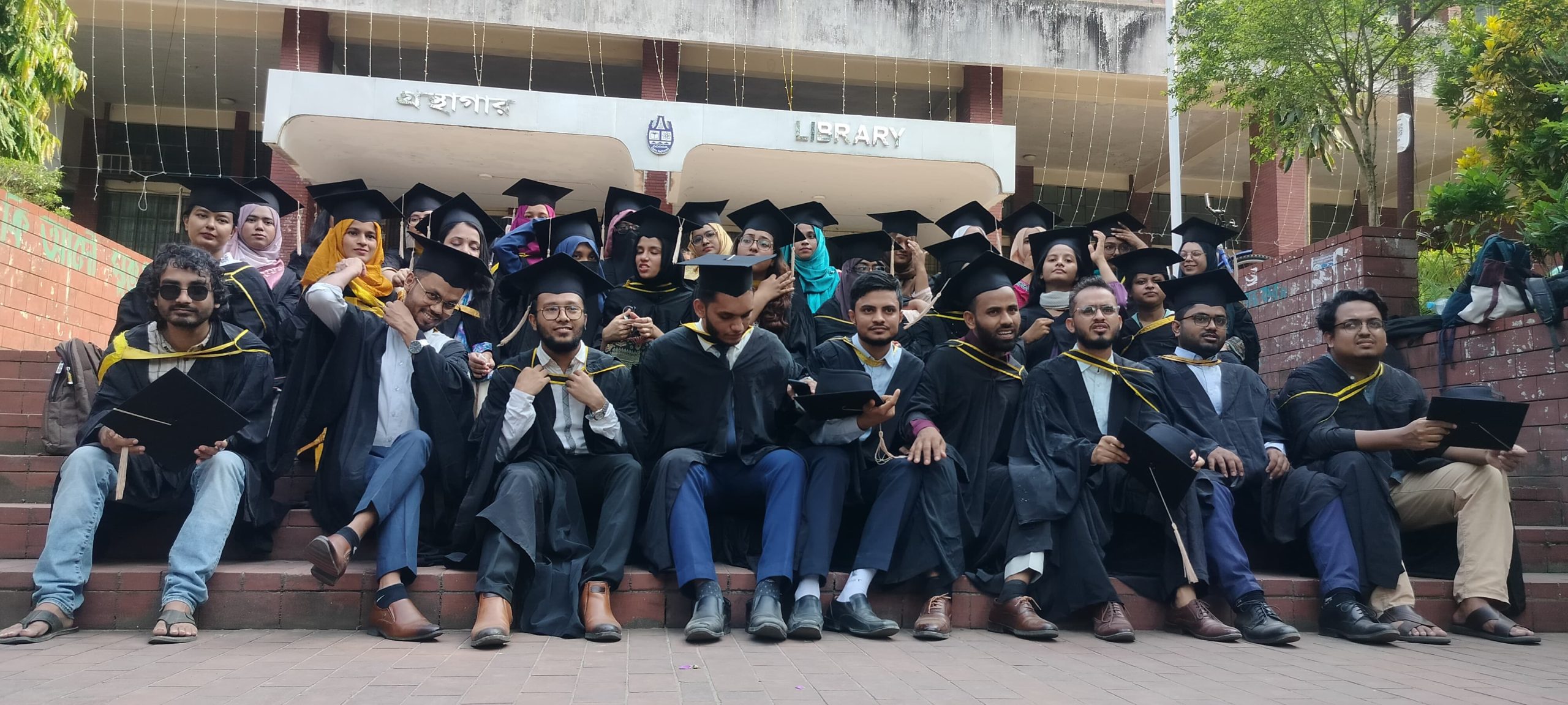 চবি-ক্যাম্পাসে-কালো-গাউন-টুপিতে-উচ্ছ্বাস
