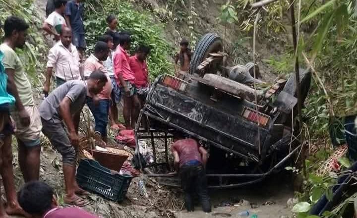 আলিকদমে চাঁদের গাড়ি খাদে পড়ে যুবক নিহত, আহত ২৩