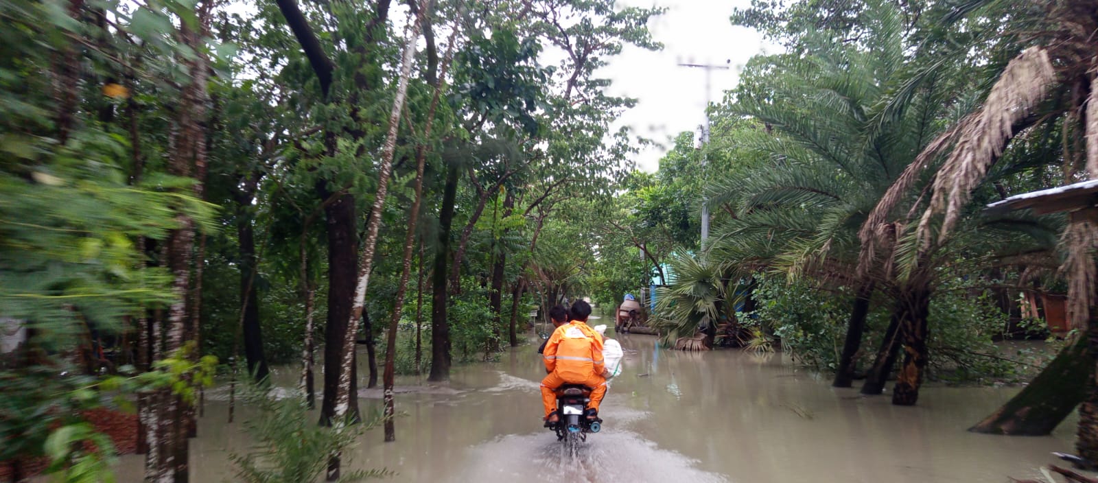 নোয়াখালীতে বাঁধ ভেঙে উপকূলের মানুষের জনজীবন বিপর্যস্ত