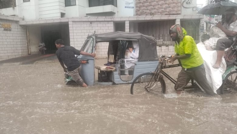 চট্টগ্রামে টানা বৃষ্টিতে জলাবদ্ধতা, চরম ভোগান্তিতে জনজীবন