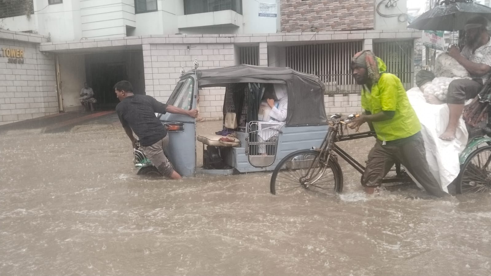 চট্টগ্রামে টানা বৃষ্টিতে জলাবদ্ধতা, চরম ভোগান্তিতে জনজীবন