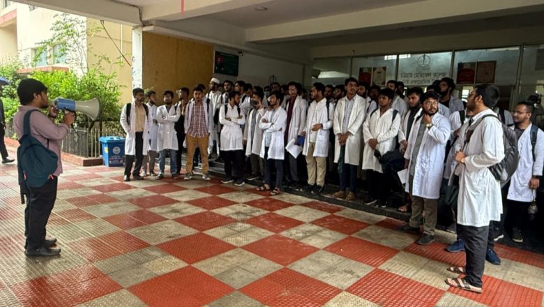 চমেকে বহিরাগত এনে ছাত্রলীগের সংস্কৃতি ফেরানোর চেষ্টা: শিক্ষার্থীদের বিক্ষোভ ও হুঁশিয়ারি