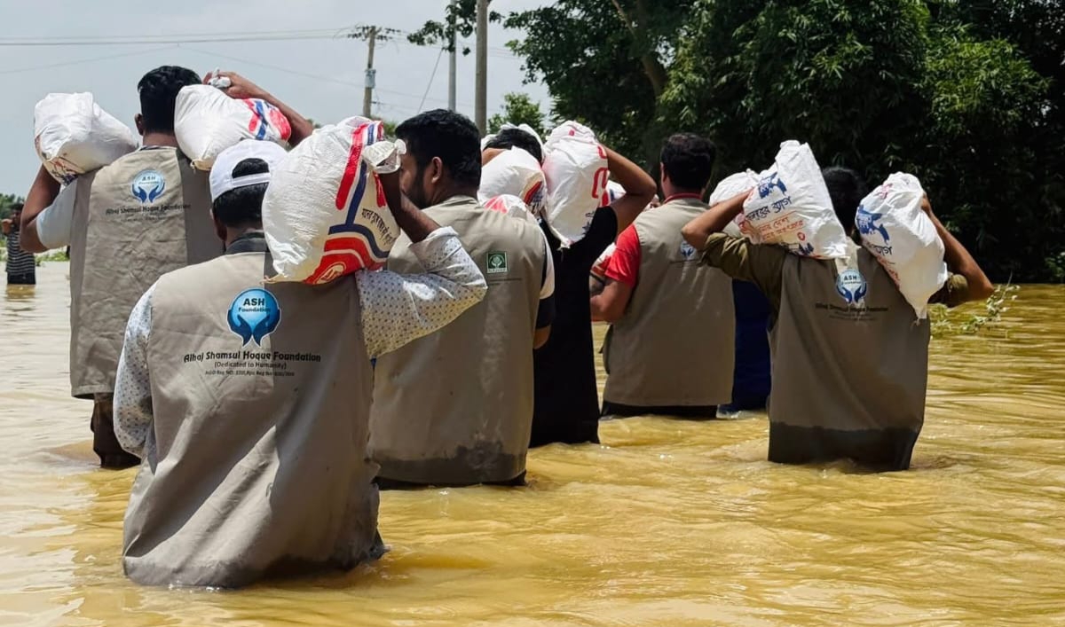 ফেনীর বন্যাদুর্গত ১,৭৫০ মানুষকে খাবার বিতরণ করলো আশ ফাউন্ডেশন