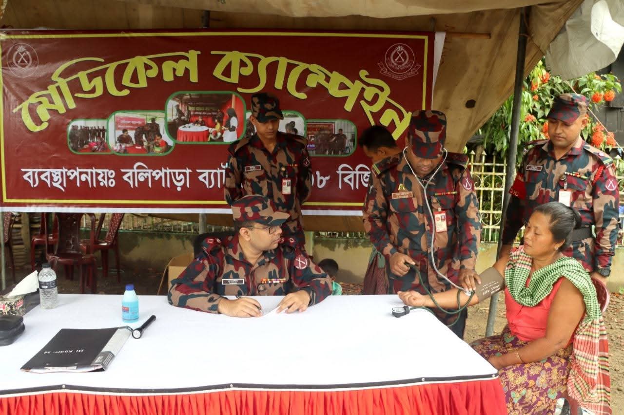 থানচির ডাকছৈপাড়ায় বিজিবির বিনামূল্যে চিকিৎসাসেবা ও ওষুধ বিতরণ