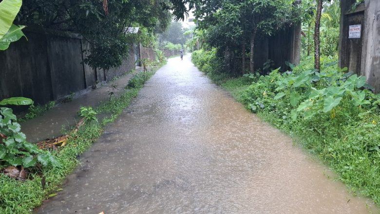 মুষলধারে বৃষ্টিতে ডুবল নোয়াখালী, জলাবদ্ধতায় দুর্ভোগ চরমে