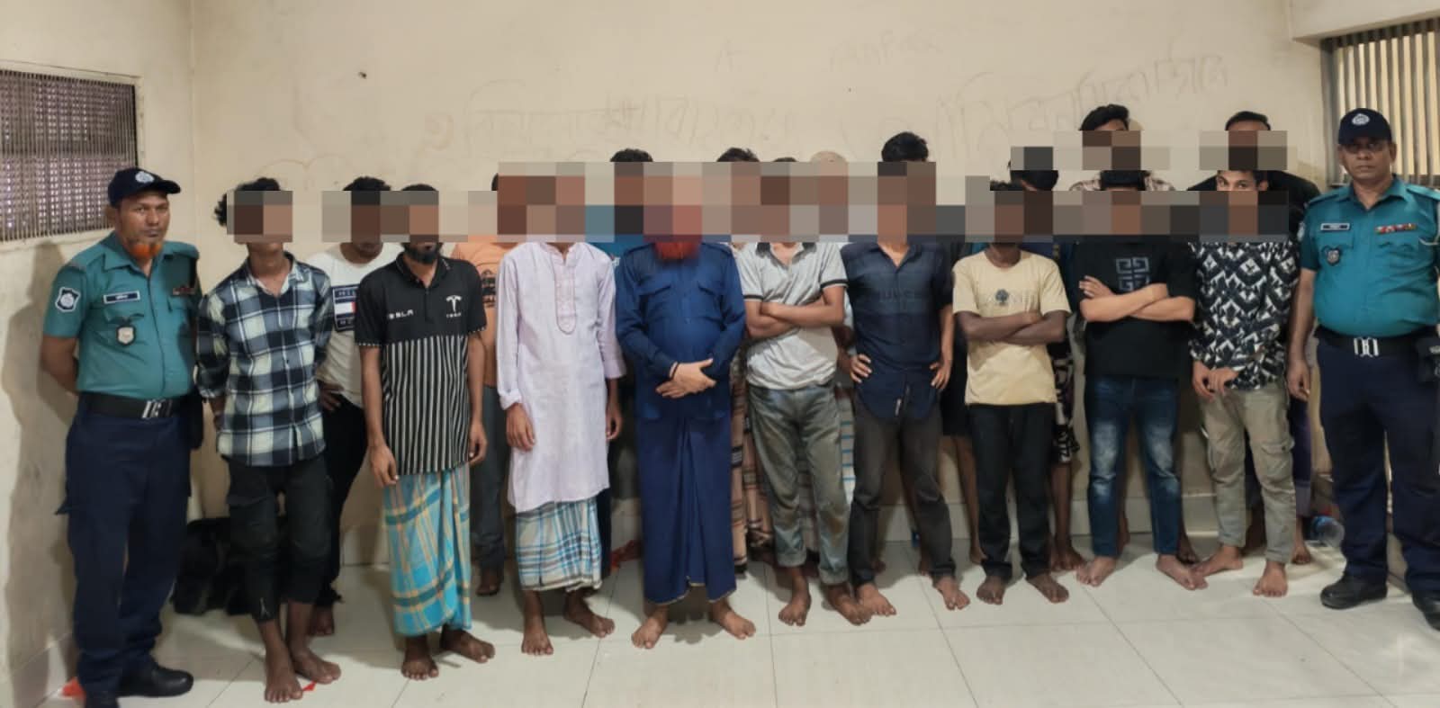 বন্দর থানায় পুলিশের ওপর হামলা, দেশীয় অস্ত্রসহ গ্রেফতার ১৮