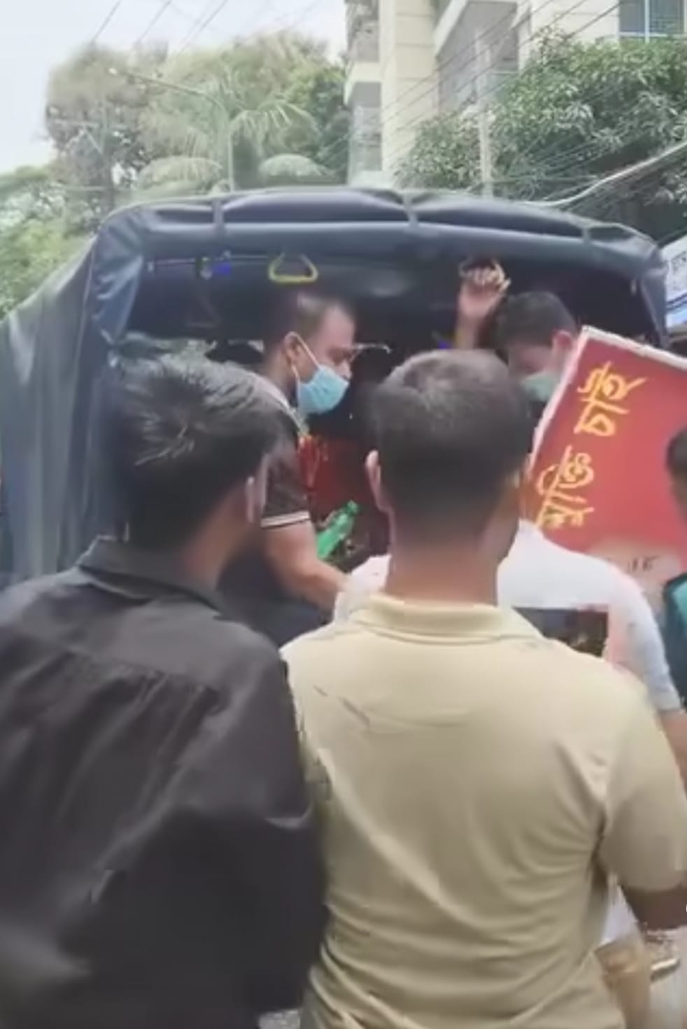 জন্মাষ্টমীর শোভাযাত্রায় চিন্ময়ের প্ল্যাকার্ড প্রদর্শন, আটক ৬