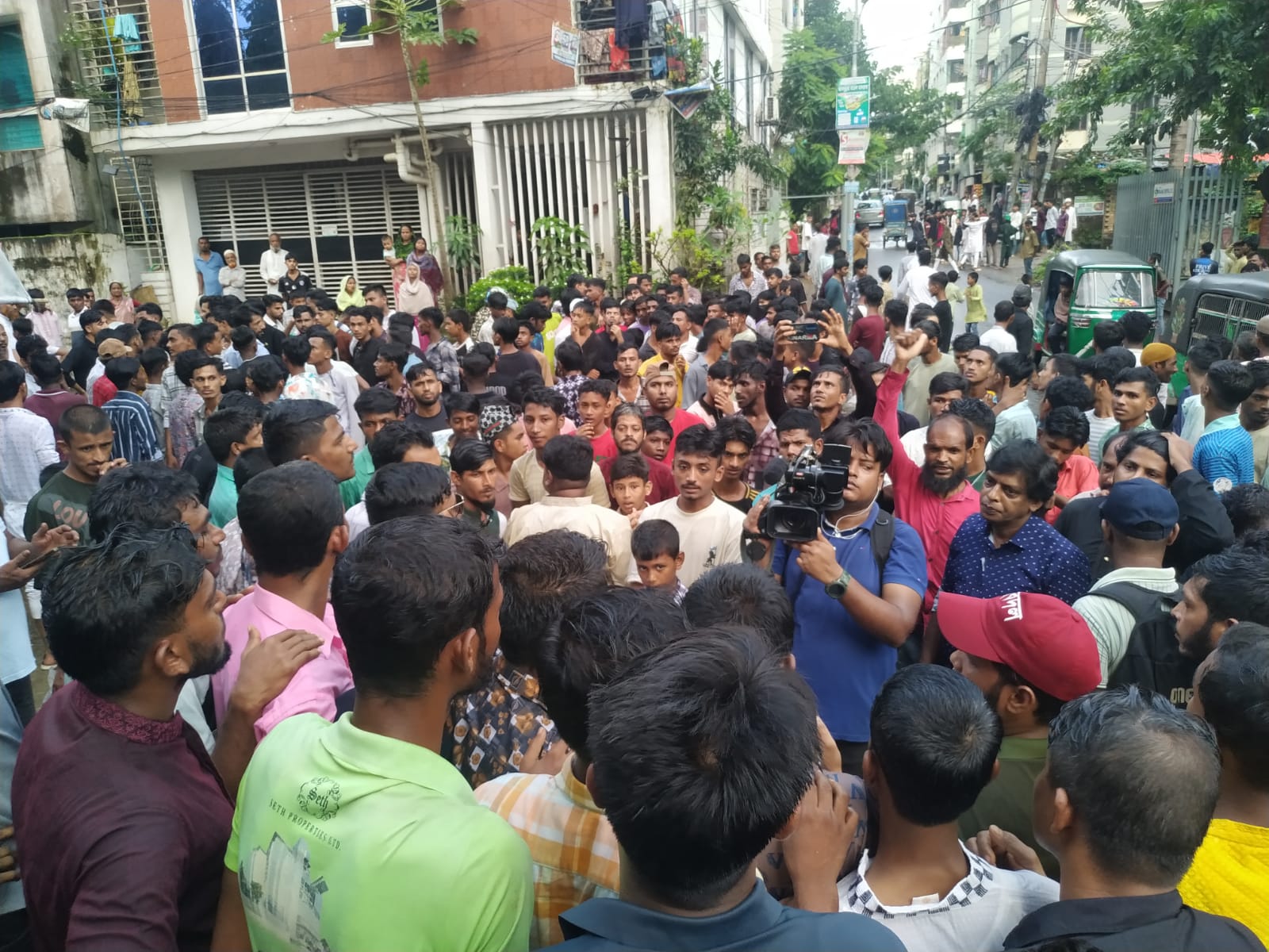 পুলিশের উপর নিষিদ্ধ সংগঠনের হামলার প্রতিবাদে বায়েজিদে ছাত্রদল -যুবদলের মিছিল