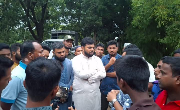 ফটিকছড়িতে গণপিটুনিতে নিহত স্কুলছাত্রের পরিবারের পাশে উপজেলা প্রশাসন