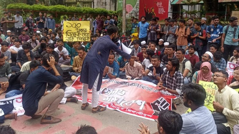 চবির প্রশাসনিক ভবনে তালা, শতভাগ আবাসনসহ ৫ দফা দাবি শিক্ষার্থীদের