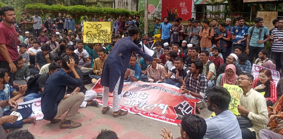 চবির প্রশাসনিক ভবনে তালা, শতভাগ আবাসনসহ ৫ দফা দাবি শিক্ষার্থীদের
