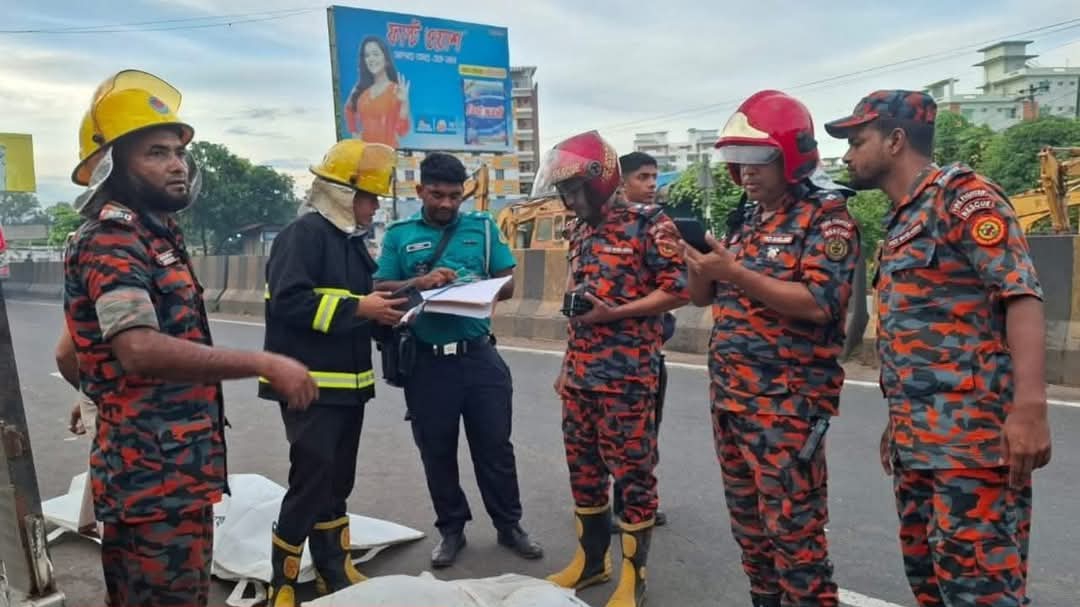 সিটি গেটে দাঁড়িয়ে থাকা কাভার্ড ভ্যানে পিকআপের ধাক্কা, নিহত ৫