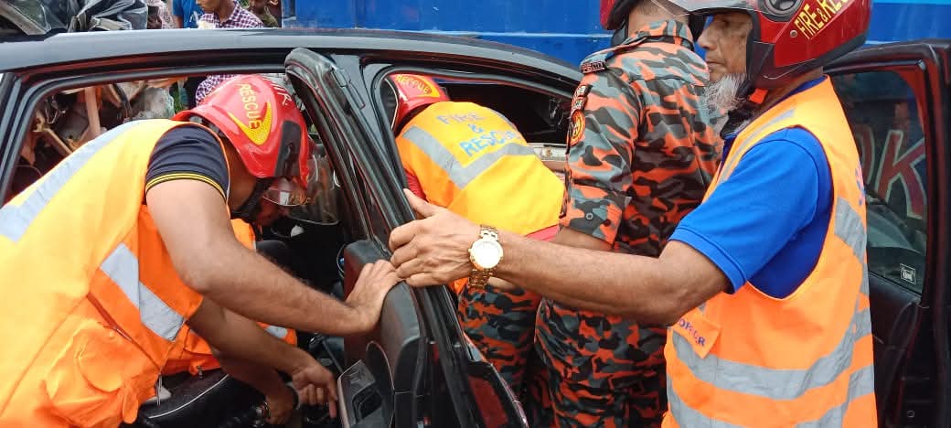 সড়ক দুর্ঘটনায় বাবা মেয়ে নিহত, আহত ৪