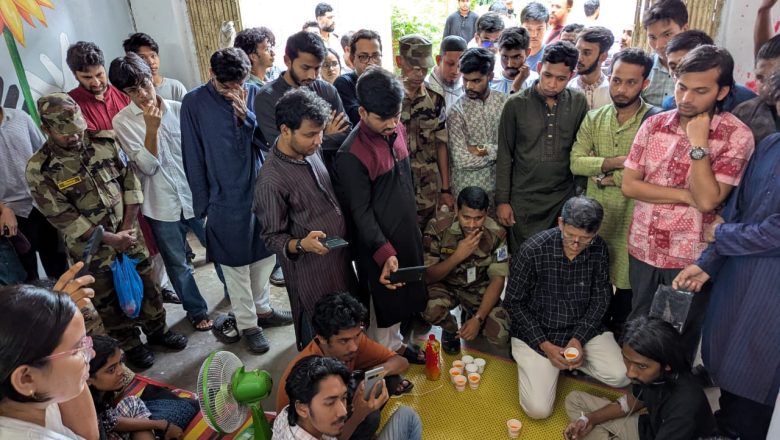 দীর্ঘ ৫২ ঘন্টা পর অনশন ভাঙ্গলেন চবির ৯ শিক্ষার্থী