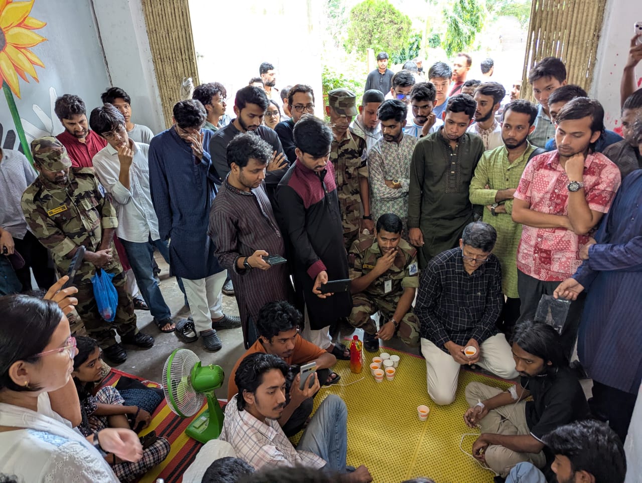 দীর্ঘ ৫২ ঘন্টা পর অনশন ভাঙ্গলেন চবির ৯ শিক্ষার্থী