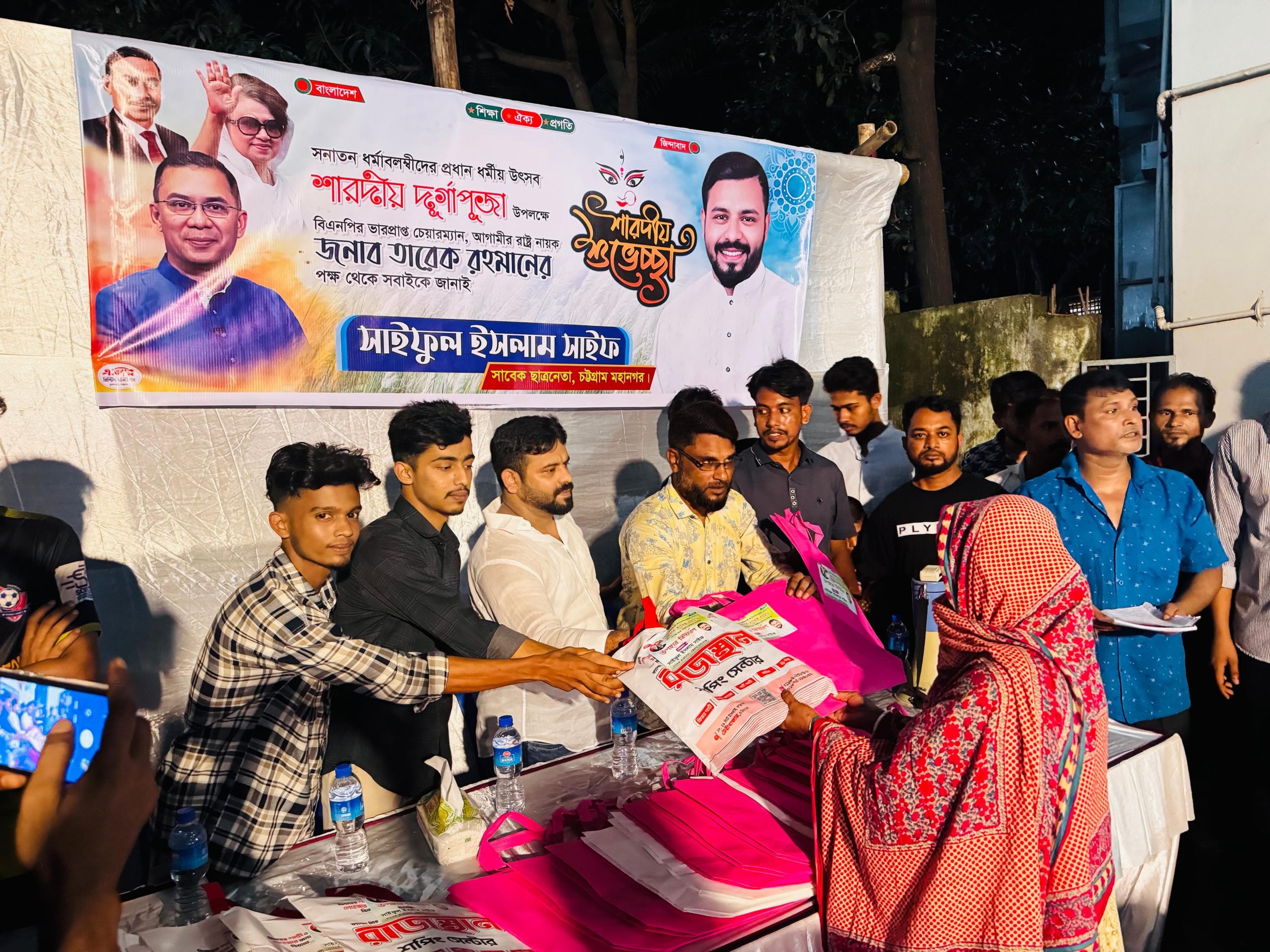 ছাত্রদল নেতার উদ্যোগে সনাতনীদের মাঝে পূজার  উপহার বিতরণ