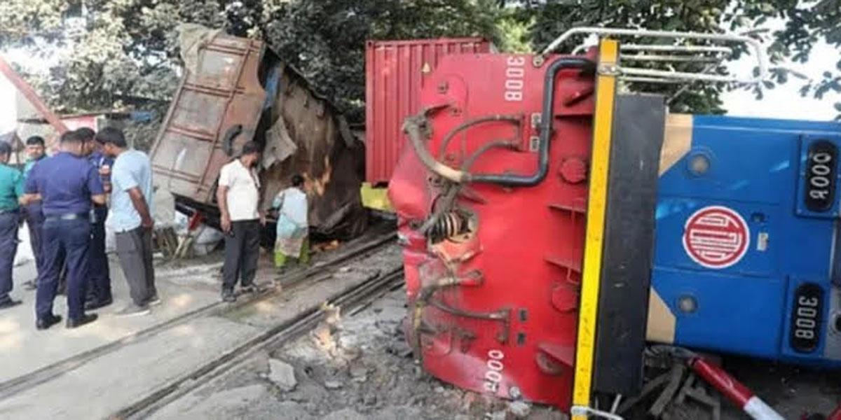 সাগরিকায় ট্রেন-লরির সংঘর্ষে নিহত ১, বন্ধ মালবাহী ট্রেন চলাচল