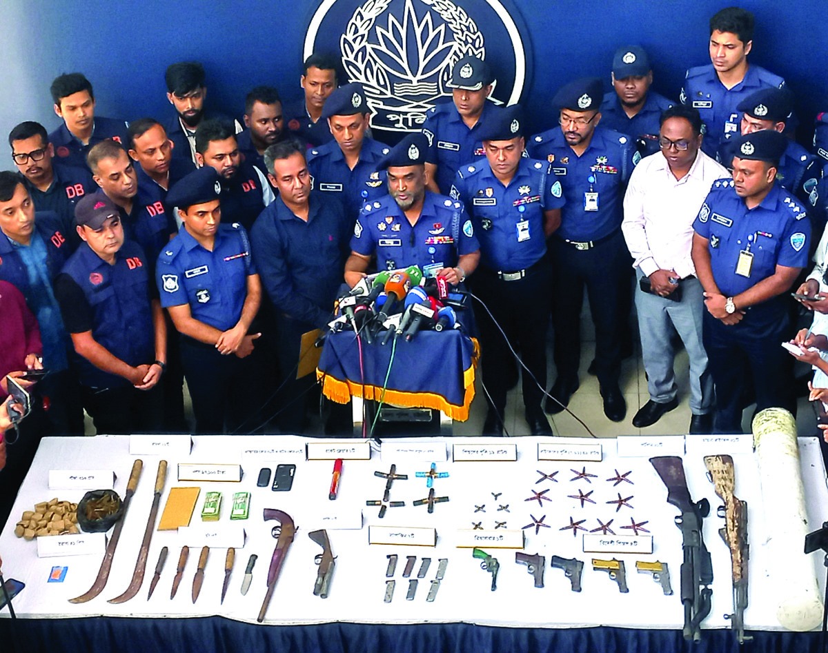 রাউজানে অভিযানে লুণ্ঠিত চাইনিজ রাইফেলসহ বিপুল অস্ত্র উদ্ধার