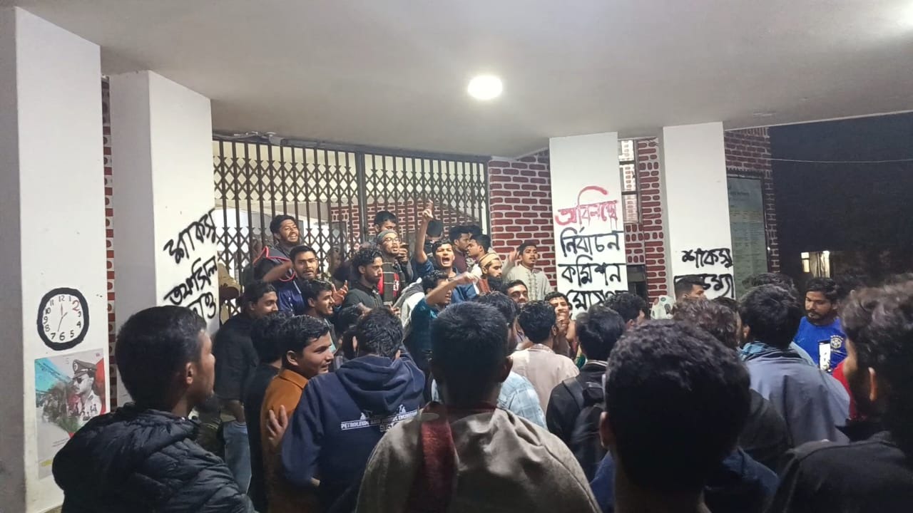 শাকসুর ঘোষিত তারিখ প্রত্যাখ্যান, প্রশাসনকে আলটিমেটাম শিক্ষার্থীদের