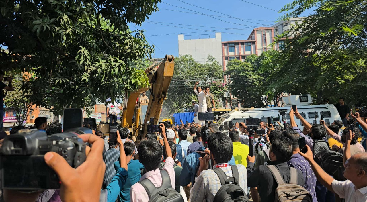 বুলডোজার নিয়ে ধানমন্ডি ৩২-র উদ্দেশ্যে শিক্ষার্থীরা, পুলিশের ধাওয়া