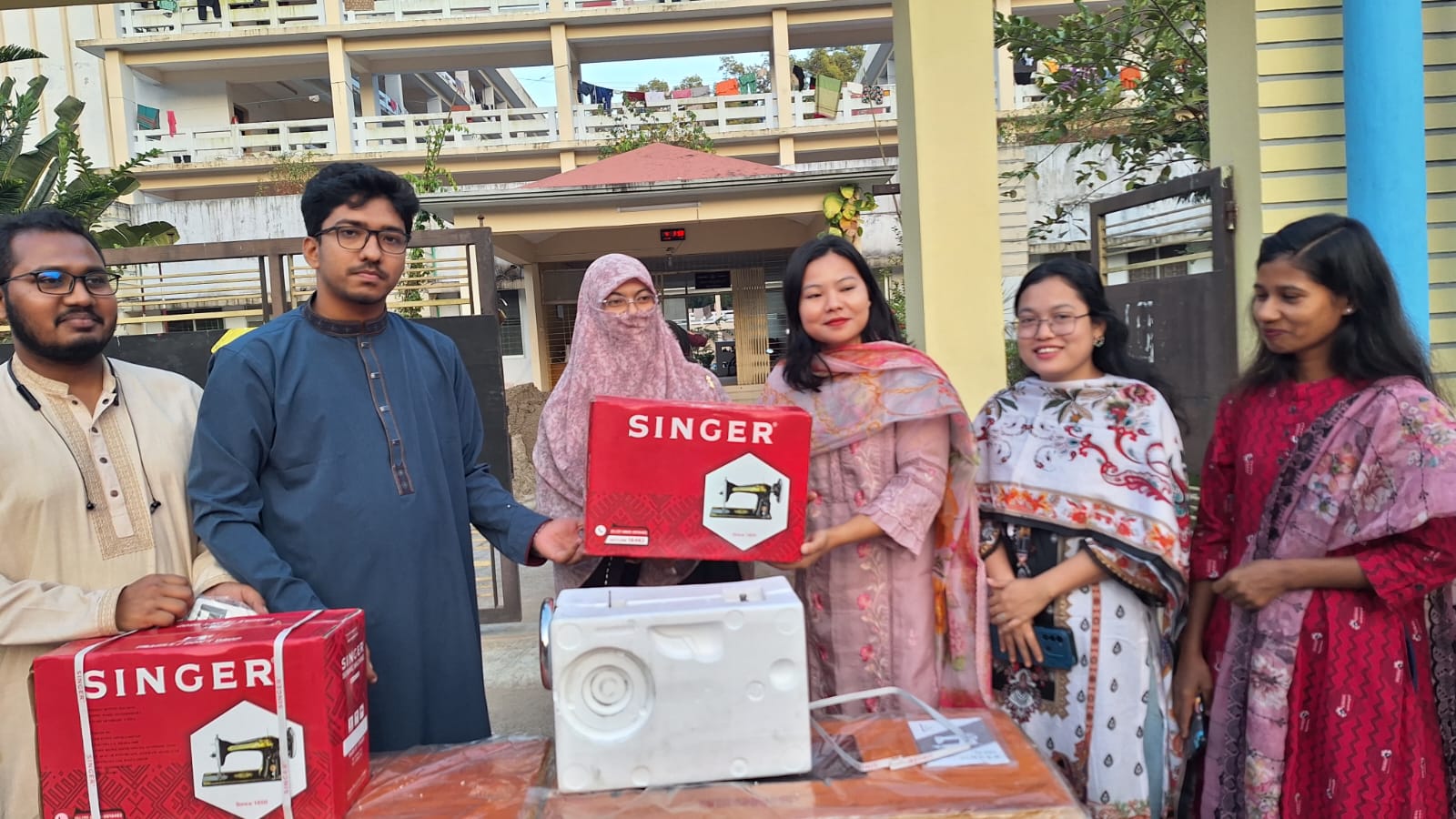চবির ছাত্রী হলে সেলাইমেশিন দিল চাকসু