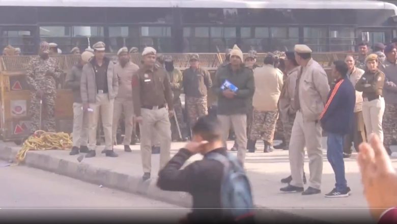 বিক্ষোভ-ব্যারিকেড ভাঙা, দিল্লিতে বাংলাদেশ হাইকমিশনের কাছে ১৫ হাজার ‘শক্তিশালী’ পুলিশ মোতায়েন