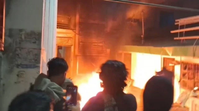 হাদীর মৃত্যুতে চট্টগ্রামেও ছড়িয়ে পড়েছে আন্দোলন, নওফেলের বাড়িতে আগুন