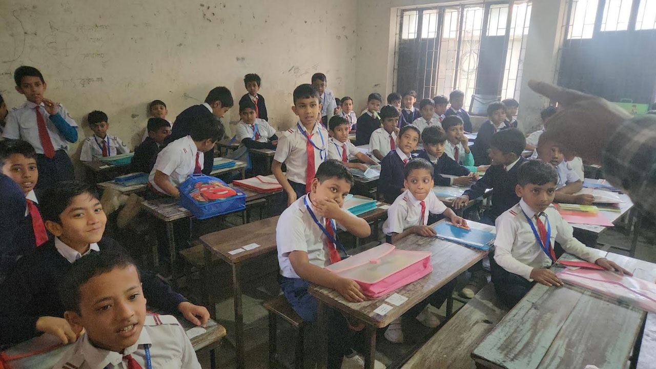 শিক্ষকদের আন্দোলন: দেড় ঘণ্টা দেরিতে শুরু হলো বার্ষিক পরীক্ষা