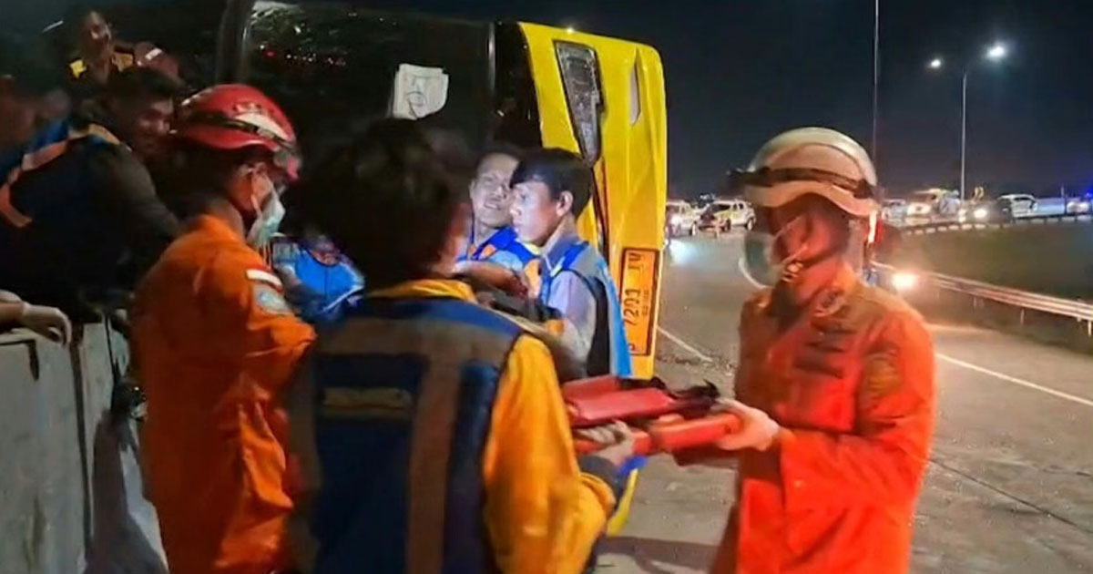 ইন্দোনেশিয়ায় বাস উল্টে অন্তত ১৬ জন নিহত