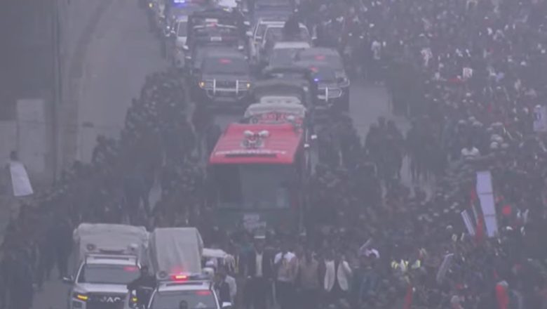 স্বাগত জানাতে পথে পথে মানুষের ঢল, হাসিমুখে হাত নাড়ছেন তারেক রহমান