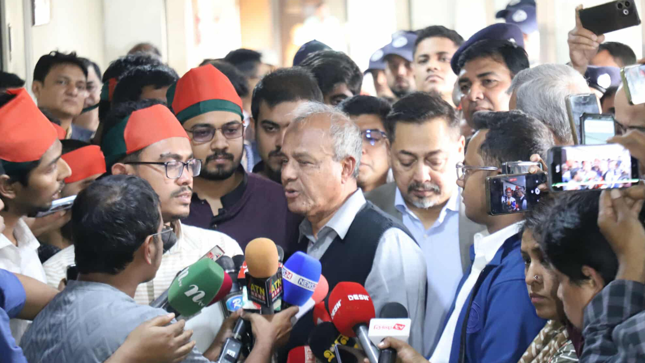 হাদির হত্যাচেষ্টাকারীদের সম্পর্কে এখনি সবকিছু বলা যাবে না: স্বরাষ্ট্র উপদেষ্টা