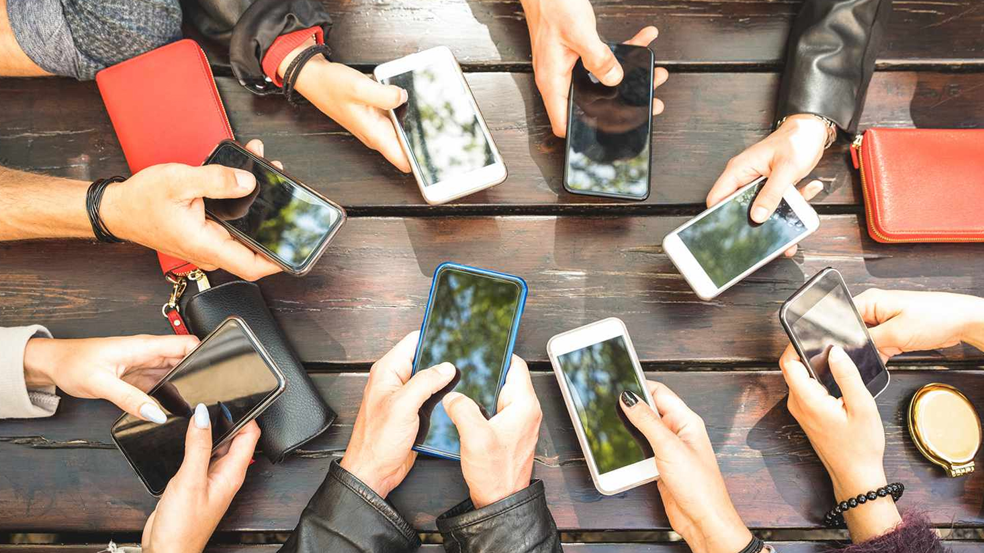 অবৈধ মোবাইল ফোন বন্ধের বিষয়ে নতুন যে তথ্য দিলেন প্রধান উপদেষ্টার বিশেষ সহকারী