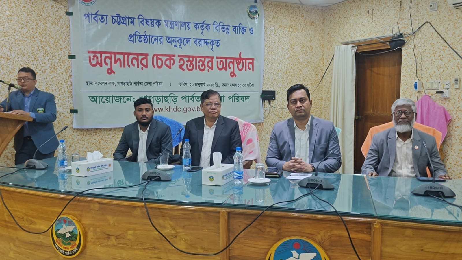 খাগড়াছড়িতে পার্বত্য চট্টগ্রাম বিষয়ক মন্ত্রণালয় কর্তৃক বরাদ্দকৃত অনুদানের চেক হস্তান্তর