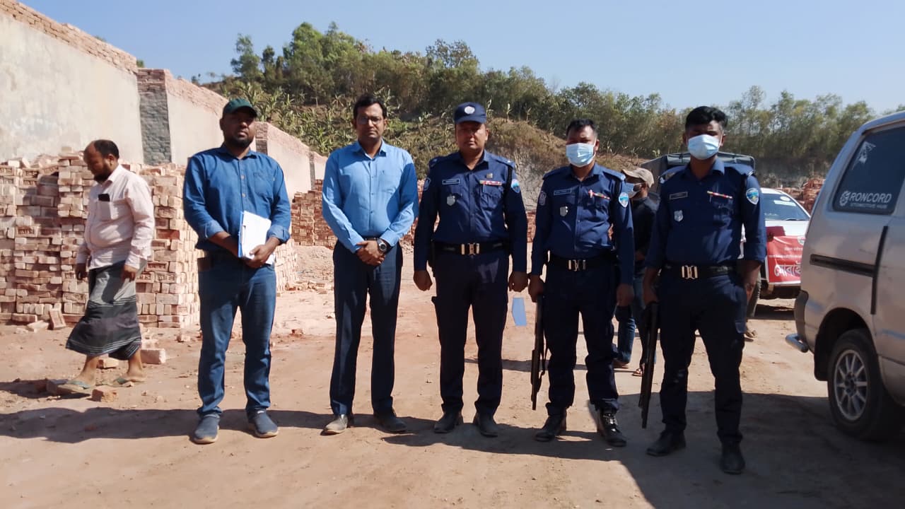 লামার ফাইতংয়ে ৫ ইটভাটায় ১০ লাখ টাকা জরিমানা