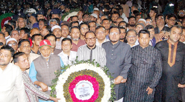 চট্টগ্রাম কেন্দ্রীয় শহীদ মিনারে ভাষা শহীদদের প্রতি শ্রদ্ধা