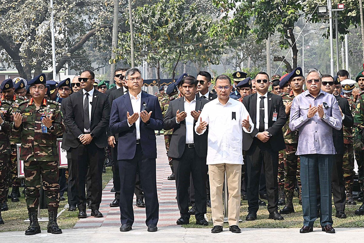 পিলখানা হত্যাকাণ্ড: শহীদদের প্রতি রাষ্ট্রপতি ও প্রধানমন্ত্রীর শ্রদ্ধা নিবেদন