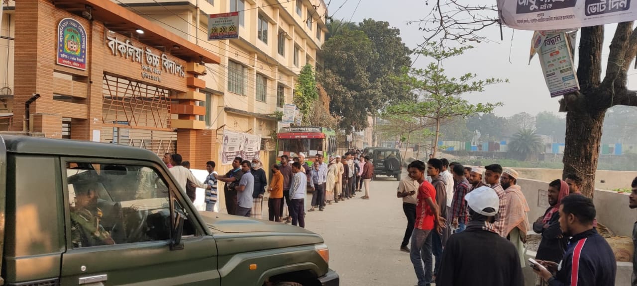 চট্টগ্রামে শুরু হয়েছে ভোট গ্রহণ, ভোটারদের দীর্ঘ লাইন