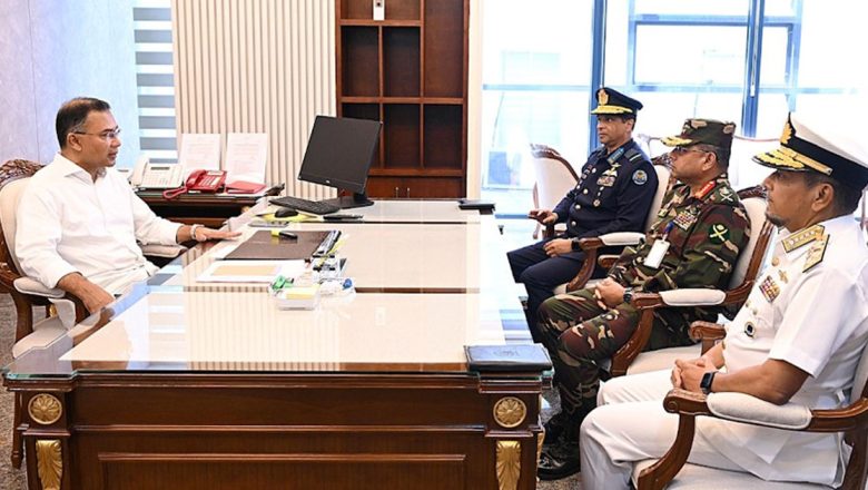 প্রধানমন্ত্রীর সঙ্গে তিন বাহিনী প্রধানের সাক্ষাৎ