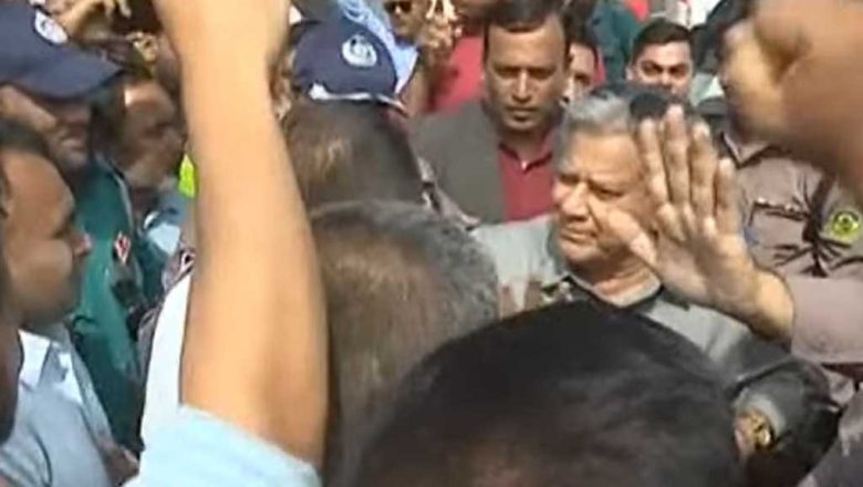 চট্টগ্রাম বন্দরে বিক্ষোভ তোপের মুখে উপদেষ্টা এন সাখাওয়াত