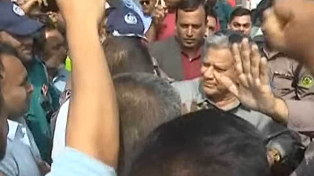 চট্টগ্রাম বন্দরে বিক্ষোভ তোপের মুখে উপদেষ্টা এন সাখাওয়াত