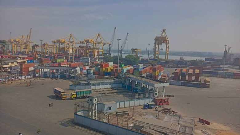 চতুর্থ দিনেও কর্মবিরতিতে চট্টগ্রাম বন্দরে অচলাবস্থা