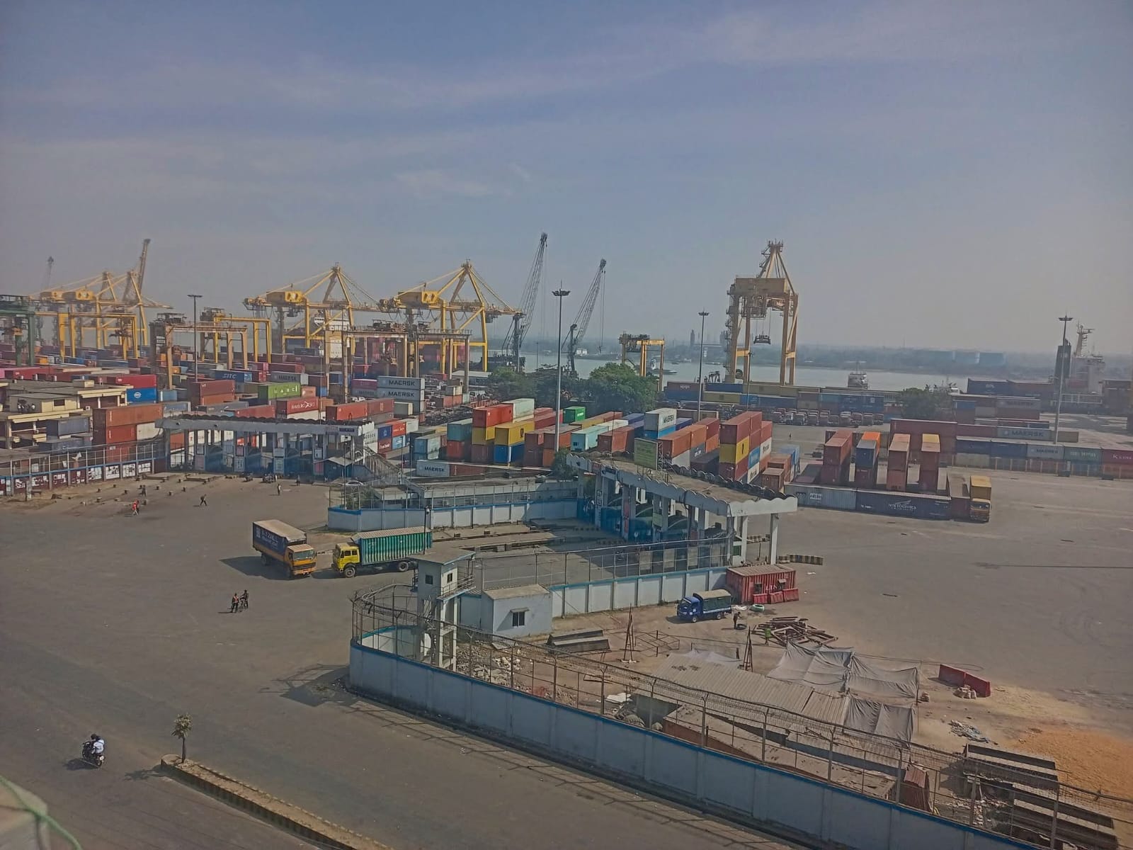 চতুর্থ দিনেও কর্মবিরতিতে চট্টগ্রাম বন্দরে অচলাবস্থা