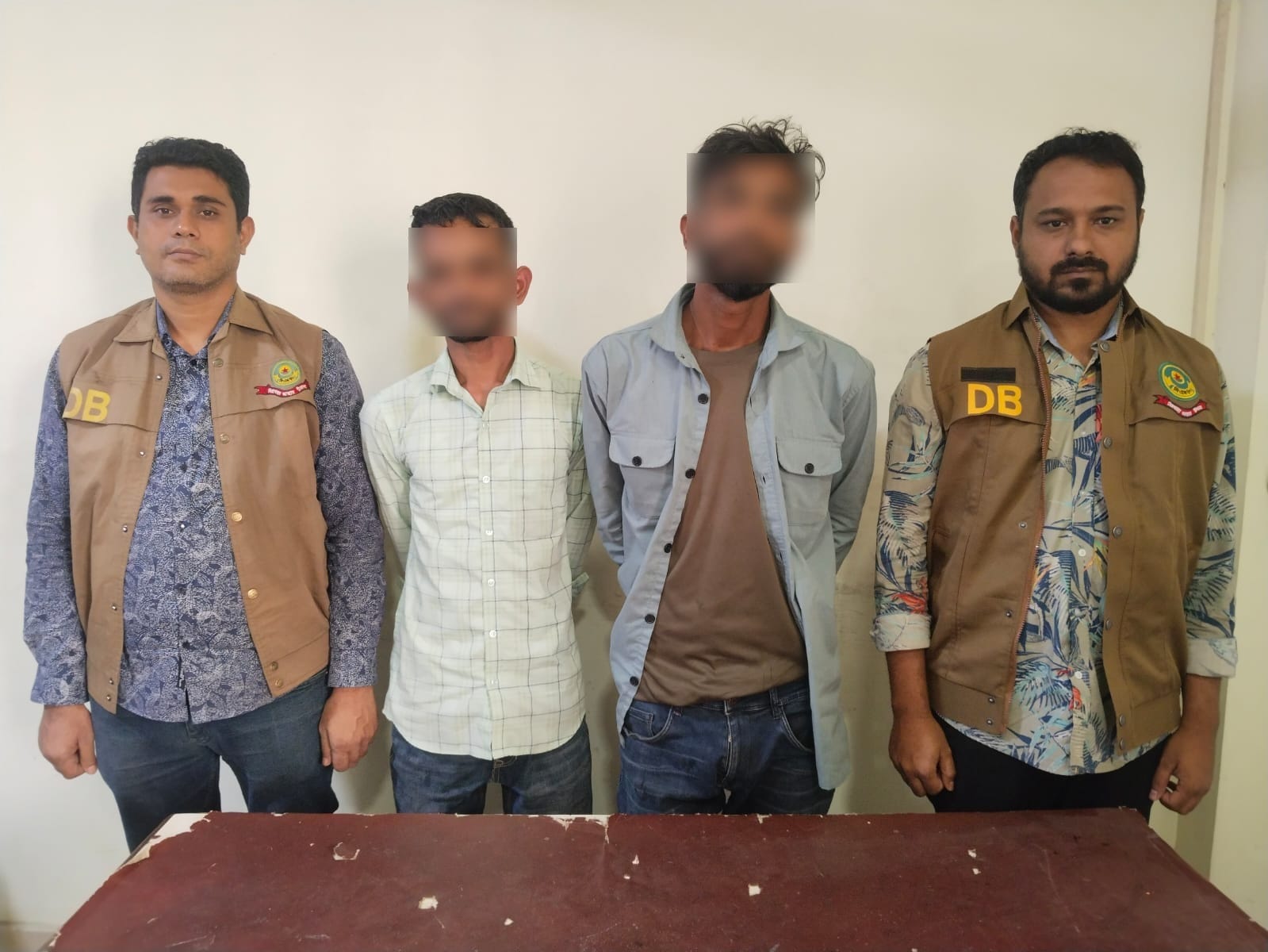 চট্টগ্রামে শীর্ষ সন্ত্রাসী বুইশ্যার ভাই শাবুসহ ২ ছিনতাইকারী গ্রেফতার