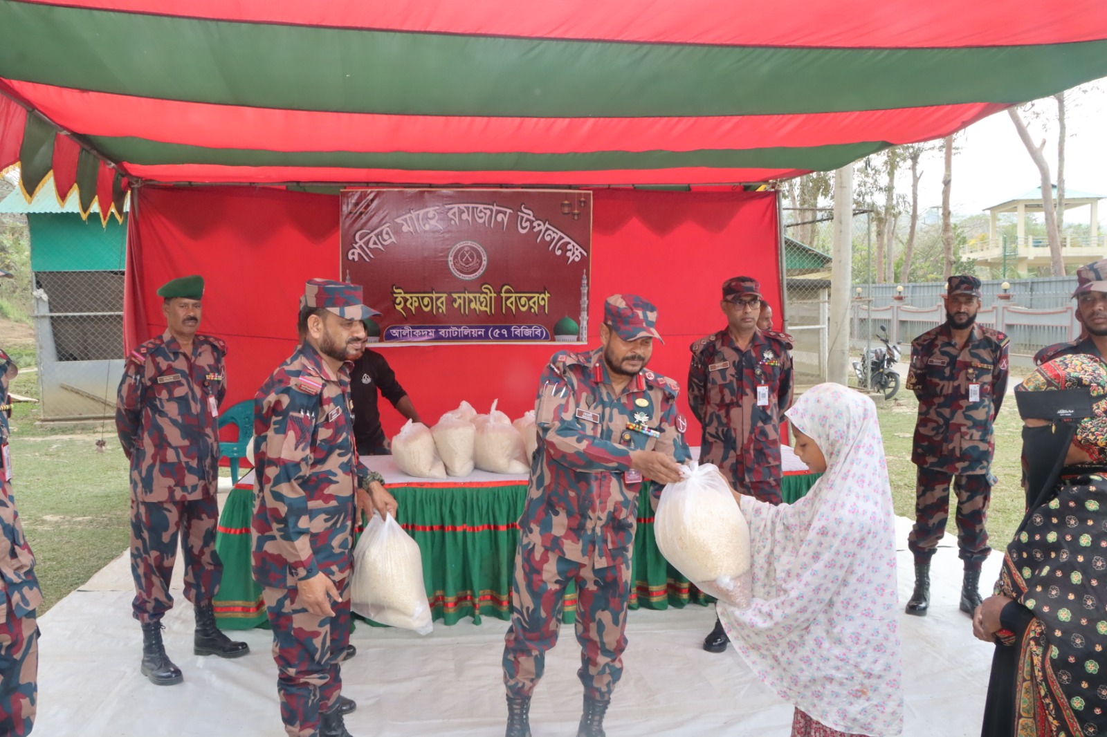 সীমান্ত রক্ষার পাশাপাশি আর্তমানবতার সেবায় ৫৭ বিজিবি: আলীকদমে ইফতার সামগ্রী বিতরণ