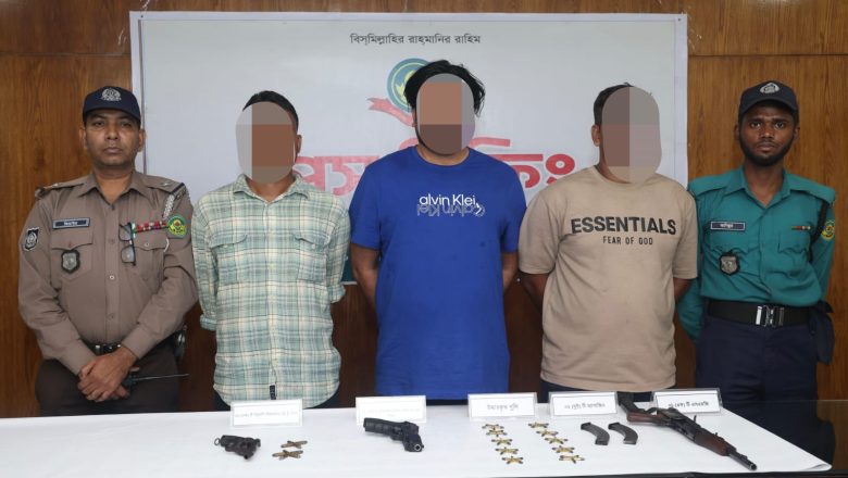 চট্টগ্রামে থানা থেকে লুণ্ঠিত অস্ত্রসহ ‘বড় সাজ্জাদ’ বাহিনীর ৩ ক্যাডার গ্রেপ্তার