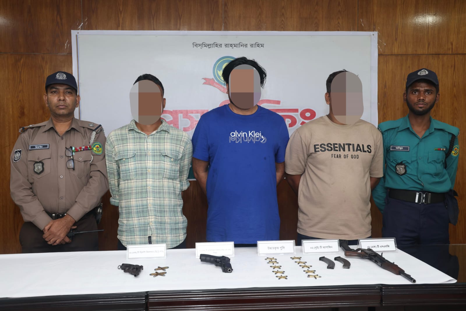 চট্টগ্রামে থানা থেকে লুণ্ঠিত অস্ত্রসহ ‘বড় সাজ্জাদ’ বাহিনীর ৩ ক্যাডার গ্রেপ্তার