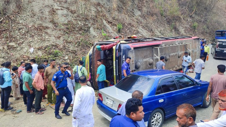 রাঙামাটি-চট্টগ্রাম সড়কে নিয়ন্ত্রণ হারিয়ে যাত্রীবাহি বাস উল্টে আহত-২০