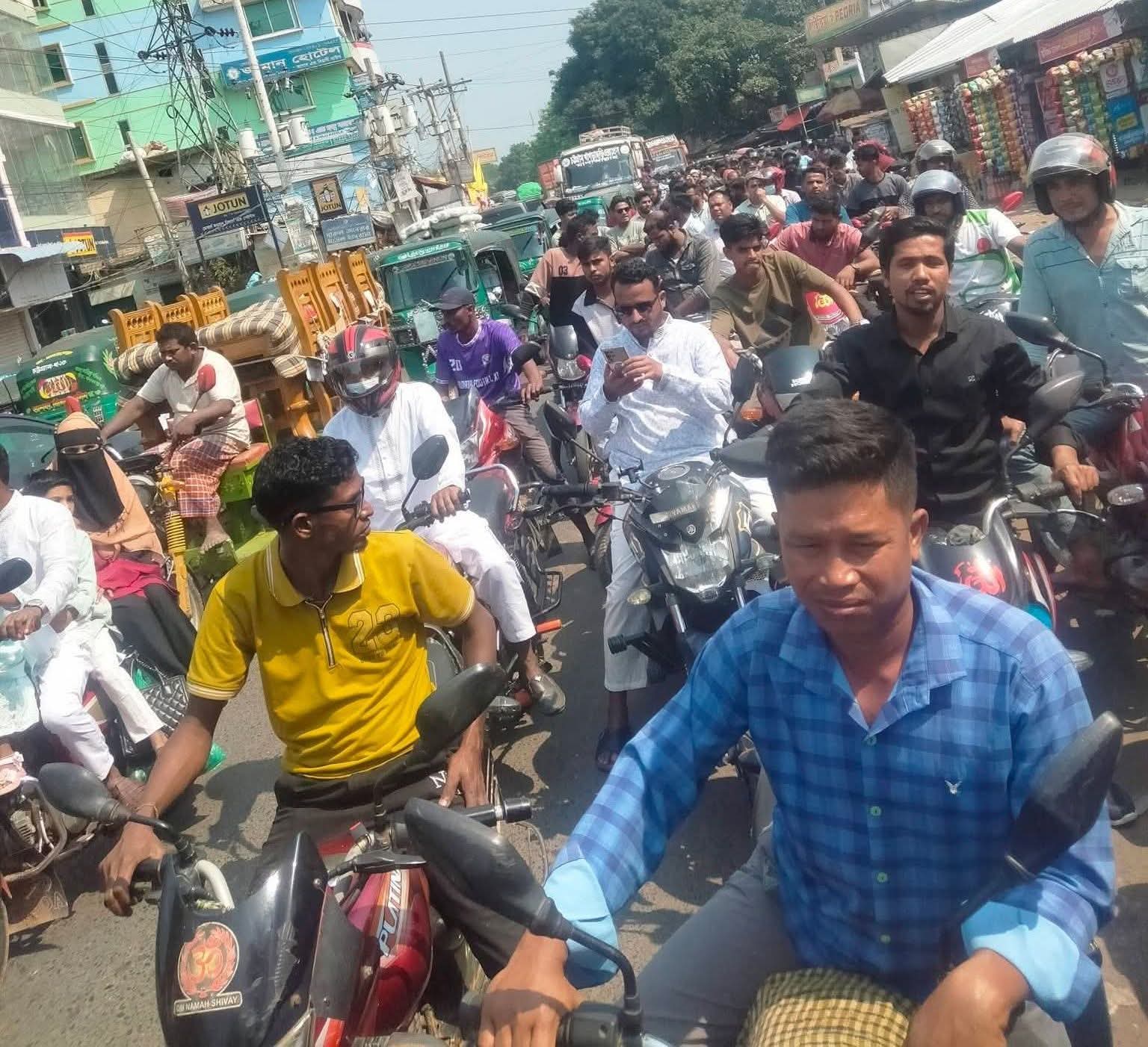 ফটিকছড়িতে মোটরসাইকেলের দৌরাত্ম্য: অতি উৎসাহে বাড়ছে সড়ক দূর্ঘটনা