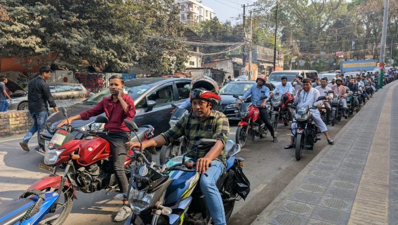 চট্টগ্রামে জ্বালানি নিতে পাম্পগুলোতে যানবাহনের দীর্ঘ লাইন