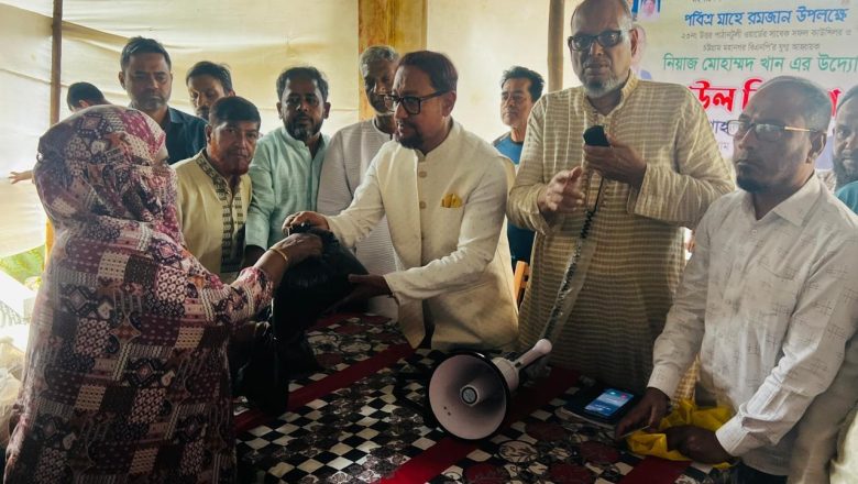 ধনিওয়ালা পাড়ায় খাদ্য সামগ্রী বিতরণকালে ডা. শাহাদাত হোসেন